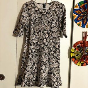 Cute and flirty snake print Express shift dress